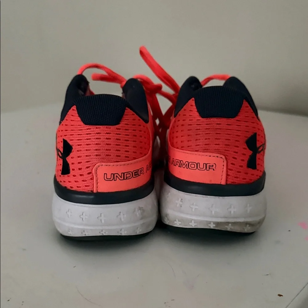 Under Armour Woman’s Coral/Black 9.5 M - Picture 2 of 4